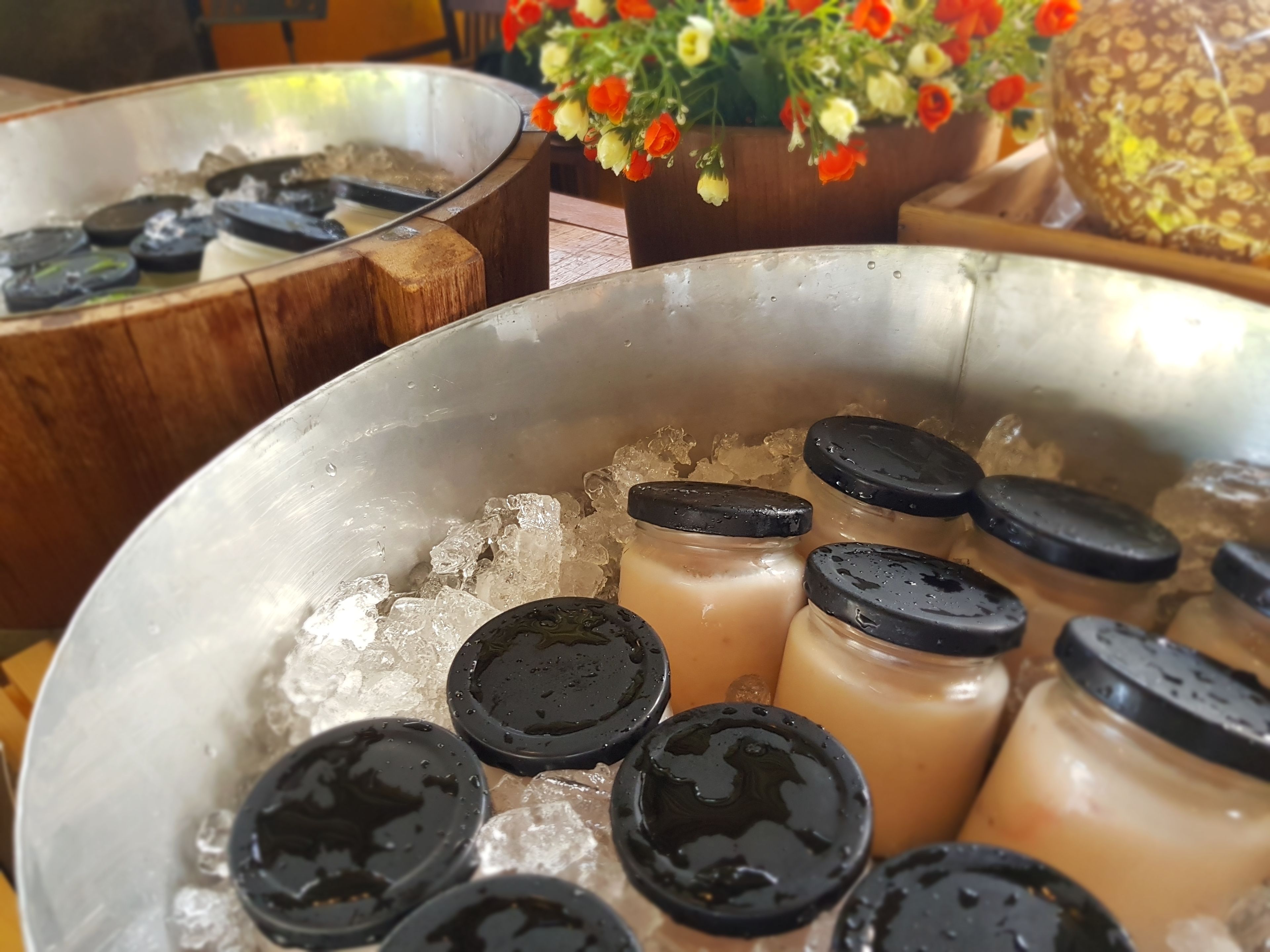 Un récipient en métal contenant des bouteilles de boissons fraîches et des glaçons.