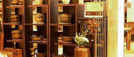Una colección de cerámica antigua y una radio vintage en un mueble de madera.