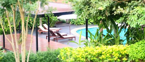 Piscina externa, funciona das 7h30 às 21h, guarda-sóis