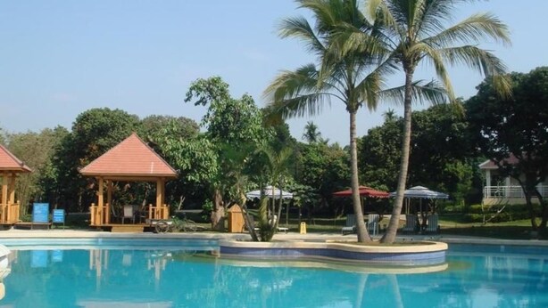Indoor pool - New Tai Garden Hotel (Xishuangbanna Dai)