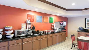 Café da manhã com buffet grátis todos os dias