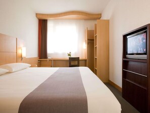 Premium bedding, down comforters, minibar, in-room safe - ibis Cotonou (Cotonou)