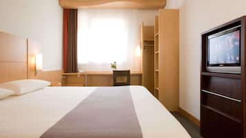 Sengetøy av topp kvalitet, dundyner, minibar og safe på rommet