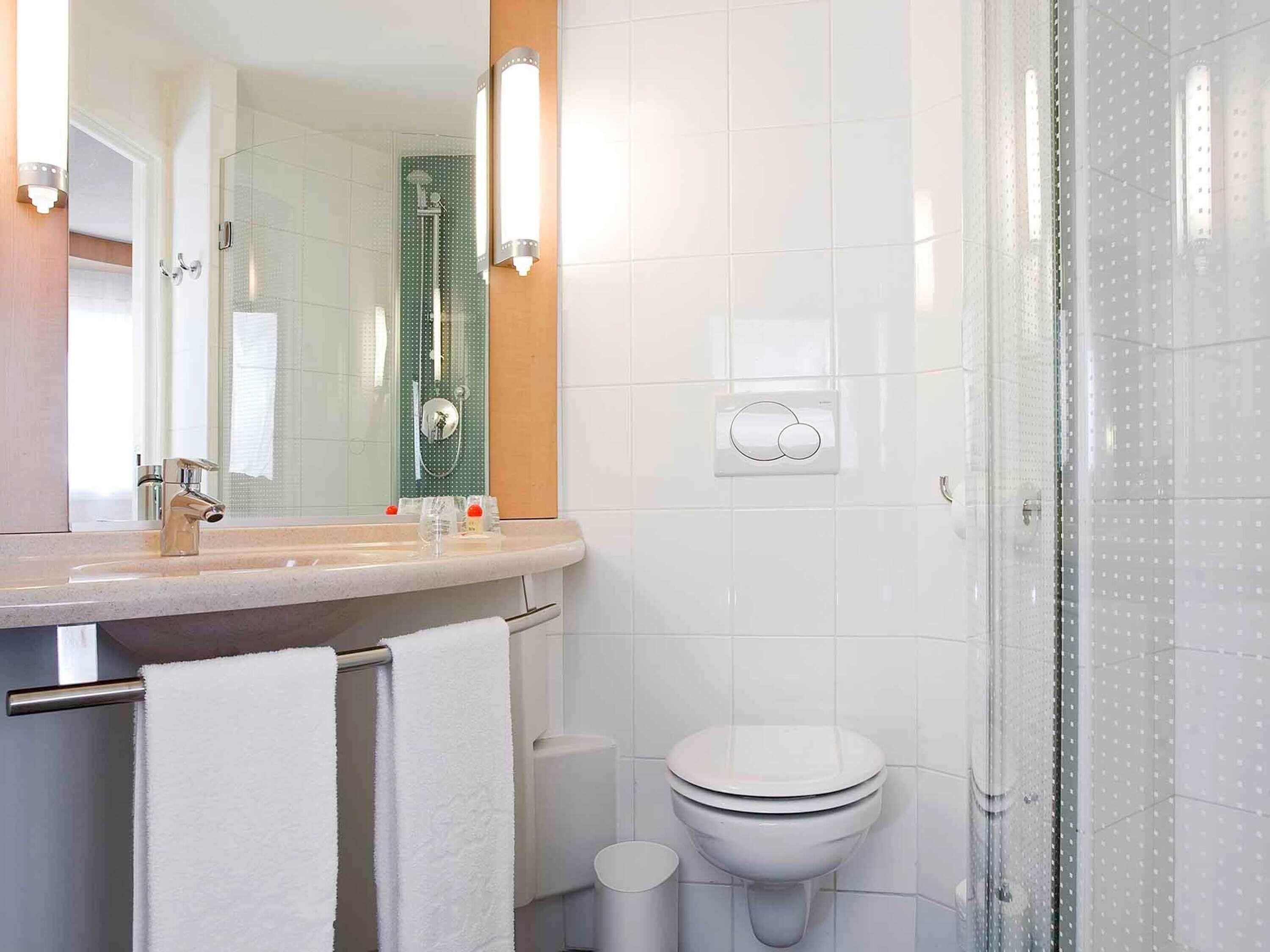 Kahden hengen huone, 1 parisänky | Ylelliset vuodevaatteet, untuvapeitot, minibaari, tallelokero huoneessa