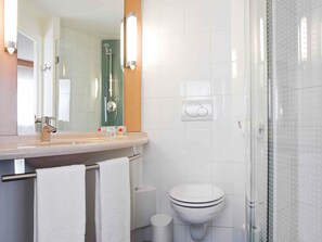 Double Room, 1 Double Bed | Premium bedding, down comforters, minibar, in-room safe - ibis Cotonou (Cotonou)