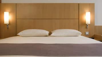 Ropa de cama de alta calidad, cubrecamas y minibar