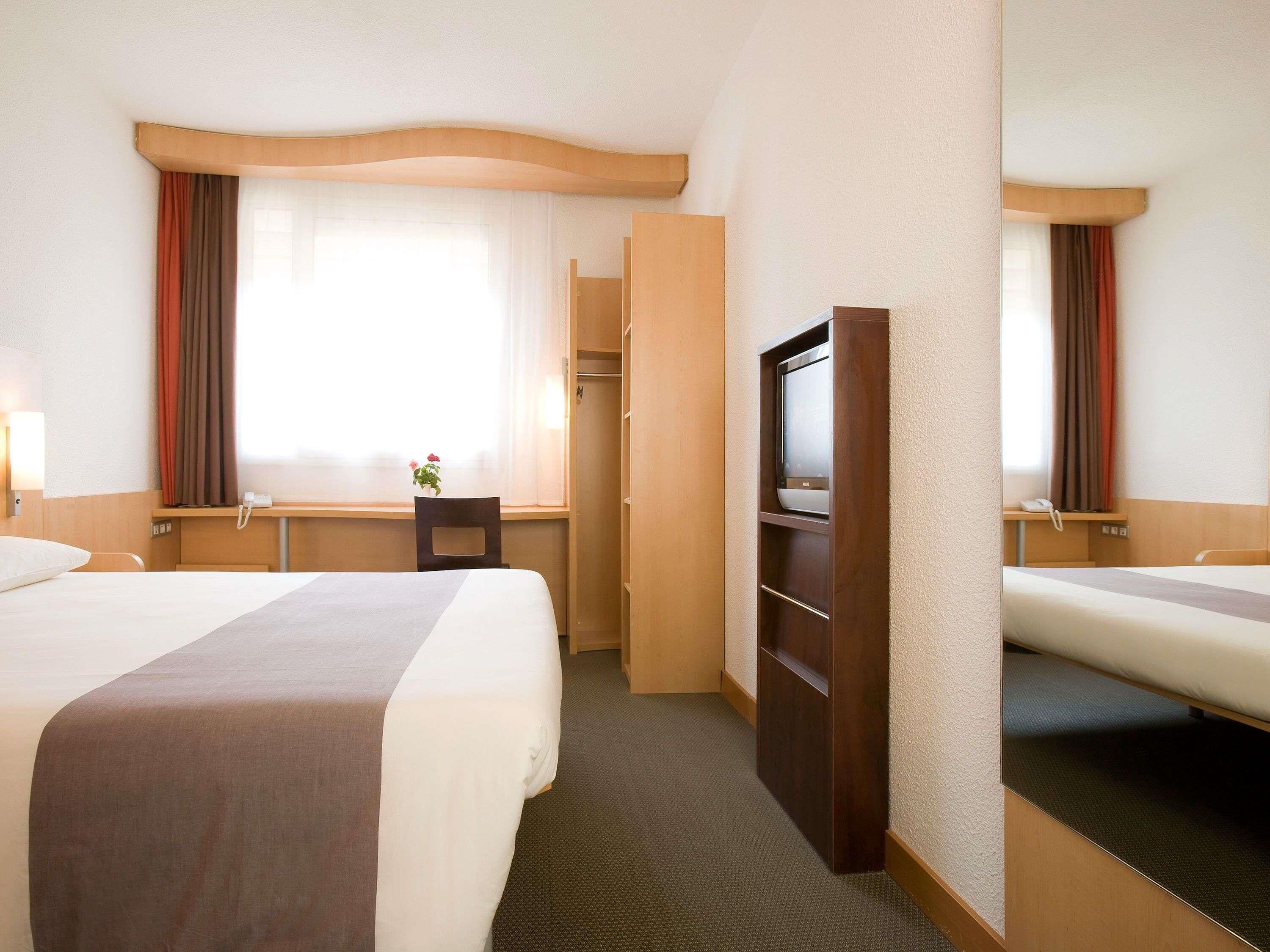 Ropa de cama de alta calidad, cubrecamas y minibar 