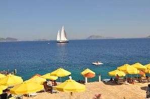 Playa privada, camastros, sombrillas y toallas de playa