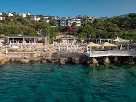 Privat strand, solstolar, parasoller och strandhanddukar