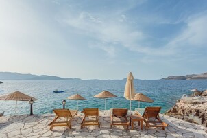 Privat strand, solstolar, parasoller och strandhanddukar