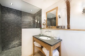 Habitación doble | Baño | Regadera, amenidades de baño gratuitas, secadora de cabello, batas 