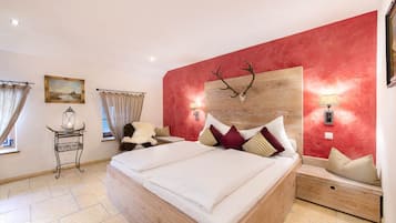 Habitación doble | Ropa de cama hipoalergénica, edredón y minibar