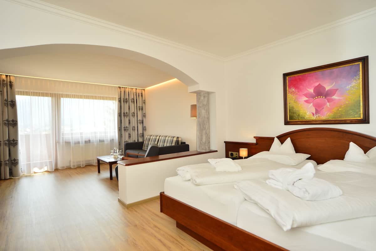 Down comforters, in-room safe, desk, blackout drapes