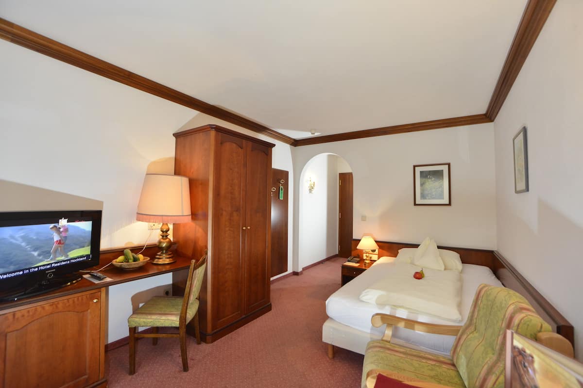 Single Room, Balcony (Hohe Munde) | Down comforters, in-room safe, desk, blackout drapes