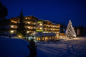 Fachada da propriedade à noite