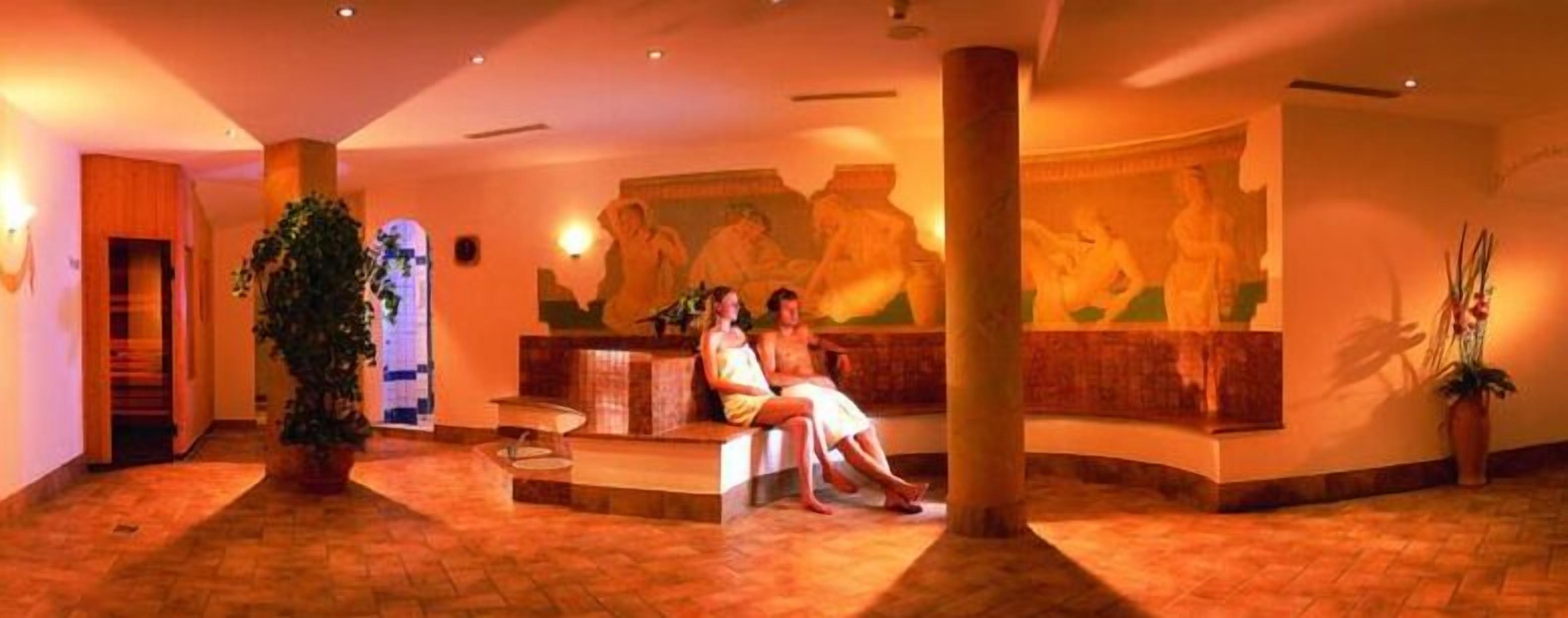 sauna, hot tub, steam room, hot stone massages, swedish massages