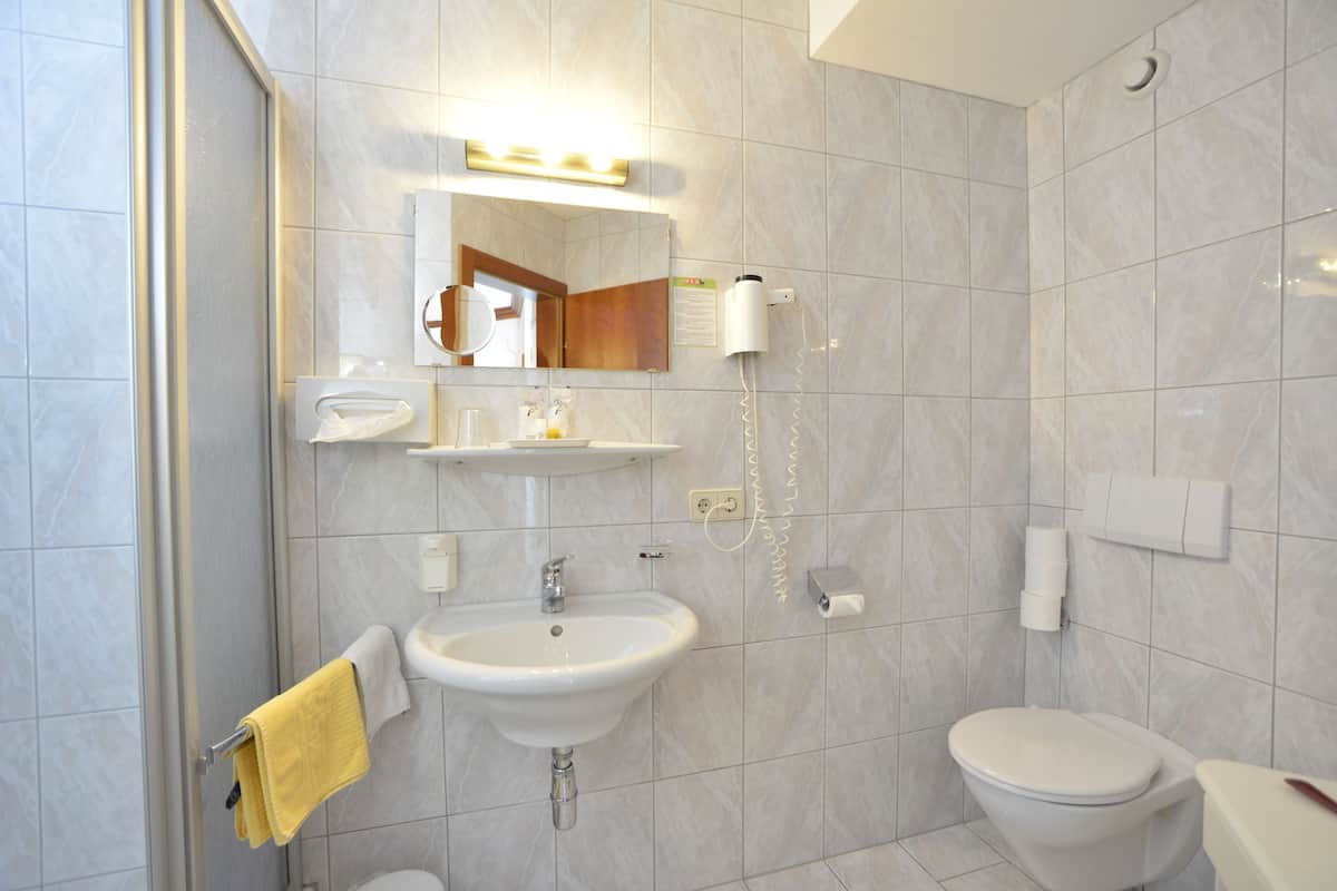 single room, balcony (hohe munde) | bathroom sink