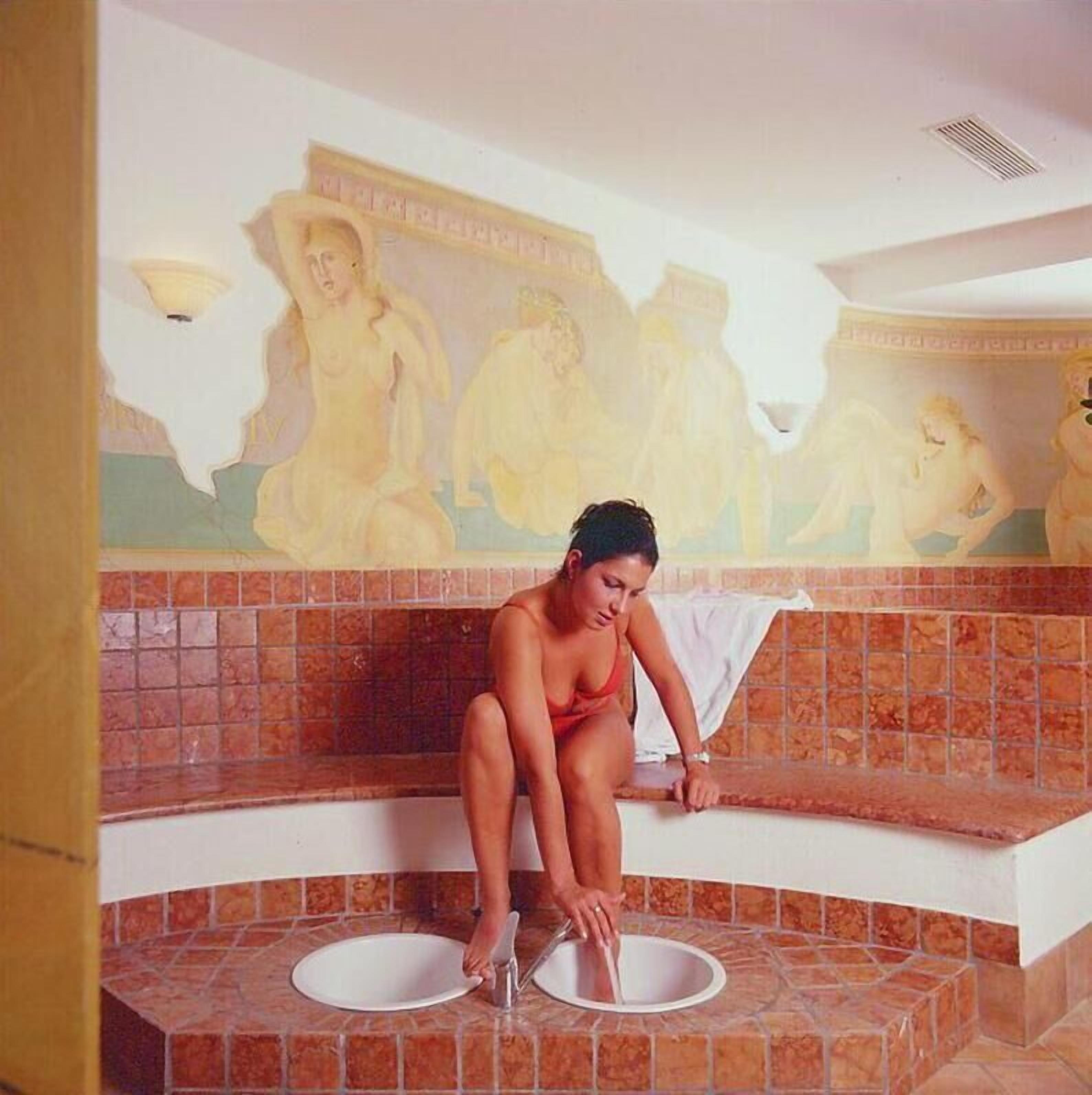 sauna, hot tub, steam room, hot stone massages, swedish massages