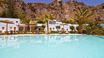 Een binnenzwembad, 2 buitenzwembaden en parasols bij het zwembad