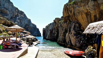 Plage privée, navette pour la plage, chaises longues, parasols