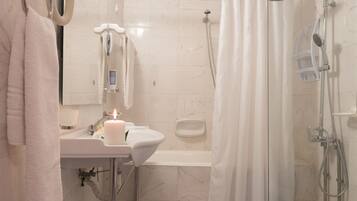 Un baño con lavamanos, espejo y ducha.