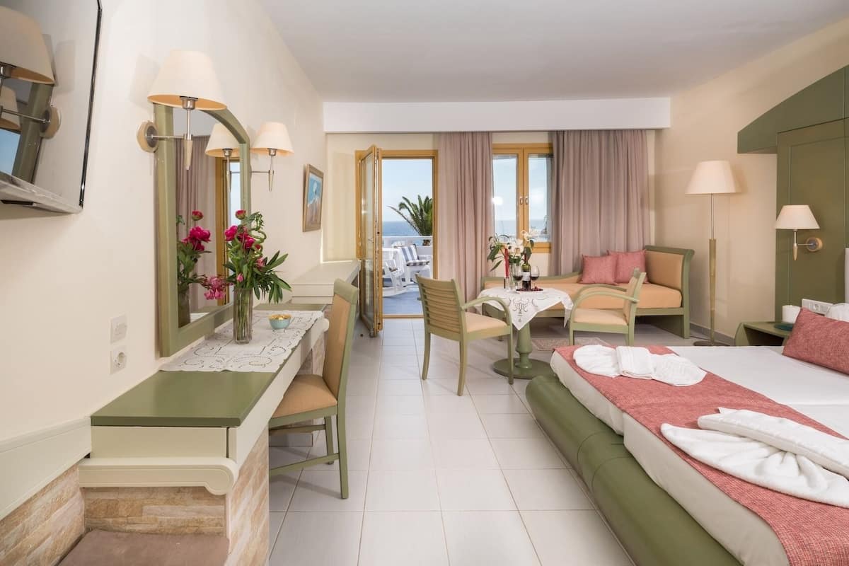 Coffres-forts dans les chambres, bureau, draps fournis
