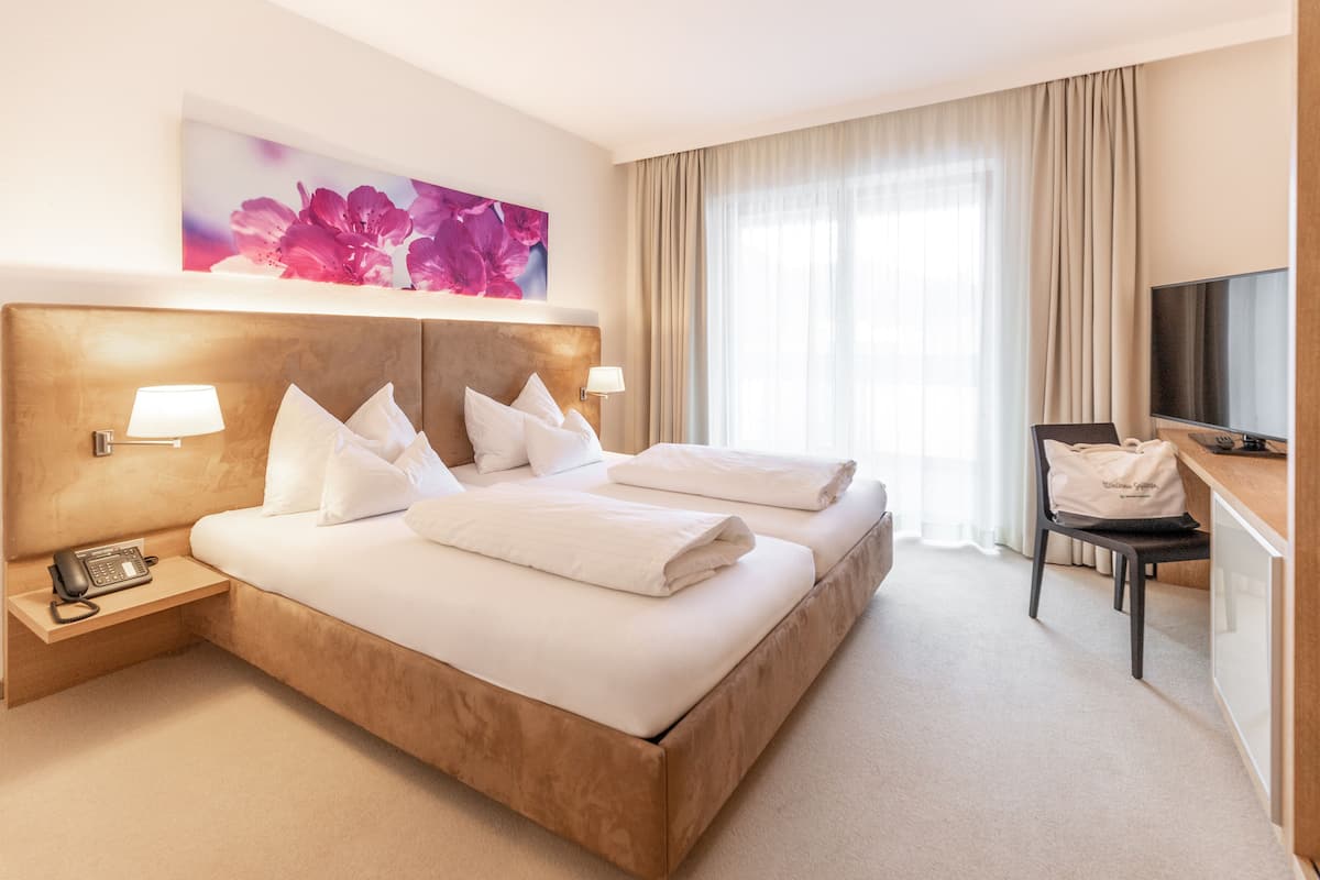 Suite, Garden View | Hypo-allergenic bedding, in-room safe, desk, free WiFi
