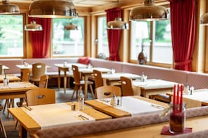 Ze serveren er ontbijt en diner 