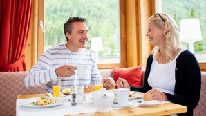 Petit déjeuner et dîner servis sur place