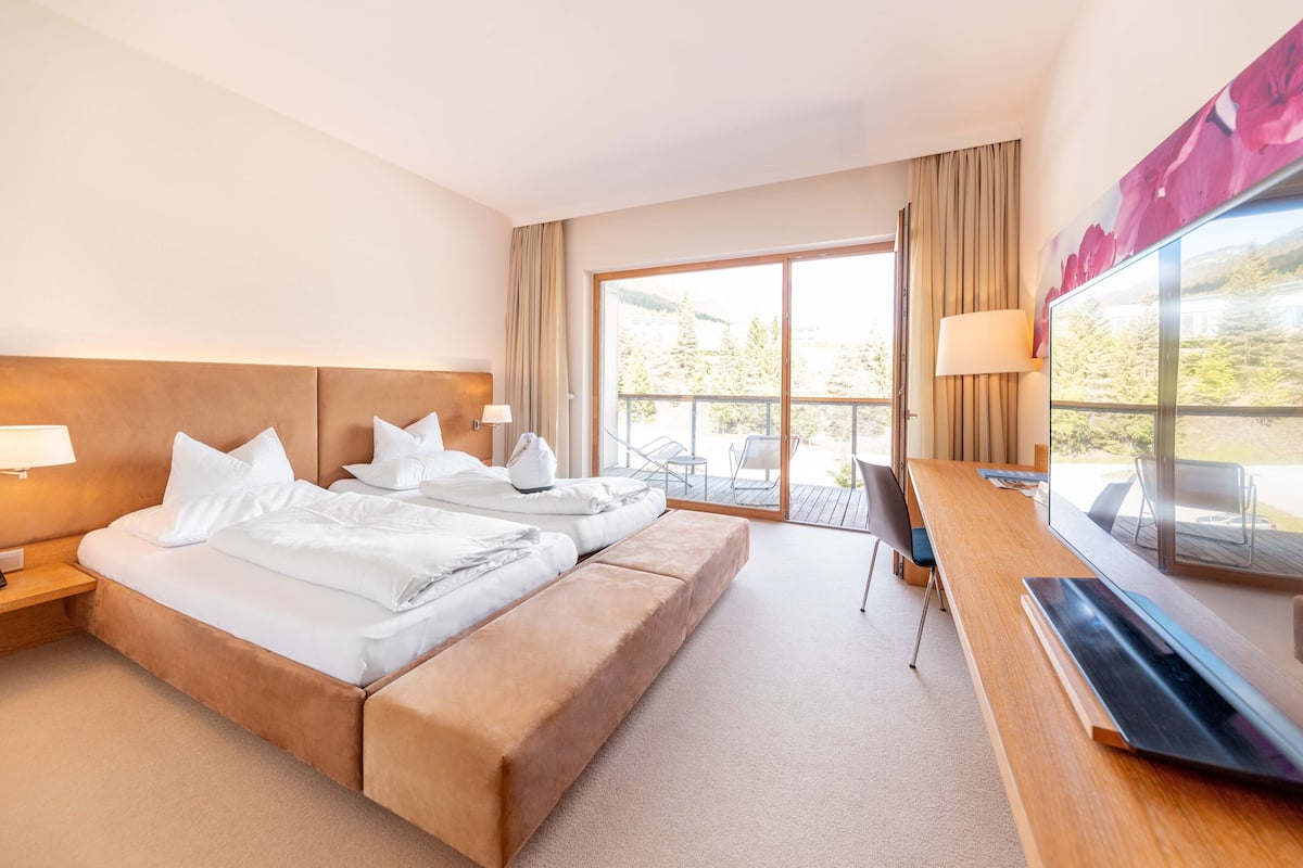 Premium Double Room, Valley View | Hypo-allergenic bedding, in-room safe, desk, free WiFi