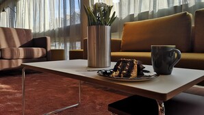 Un salon moderne avec un canapé, une table basse et un vase rempli de fleurs.