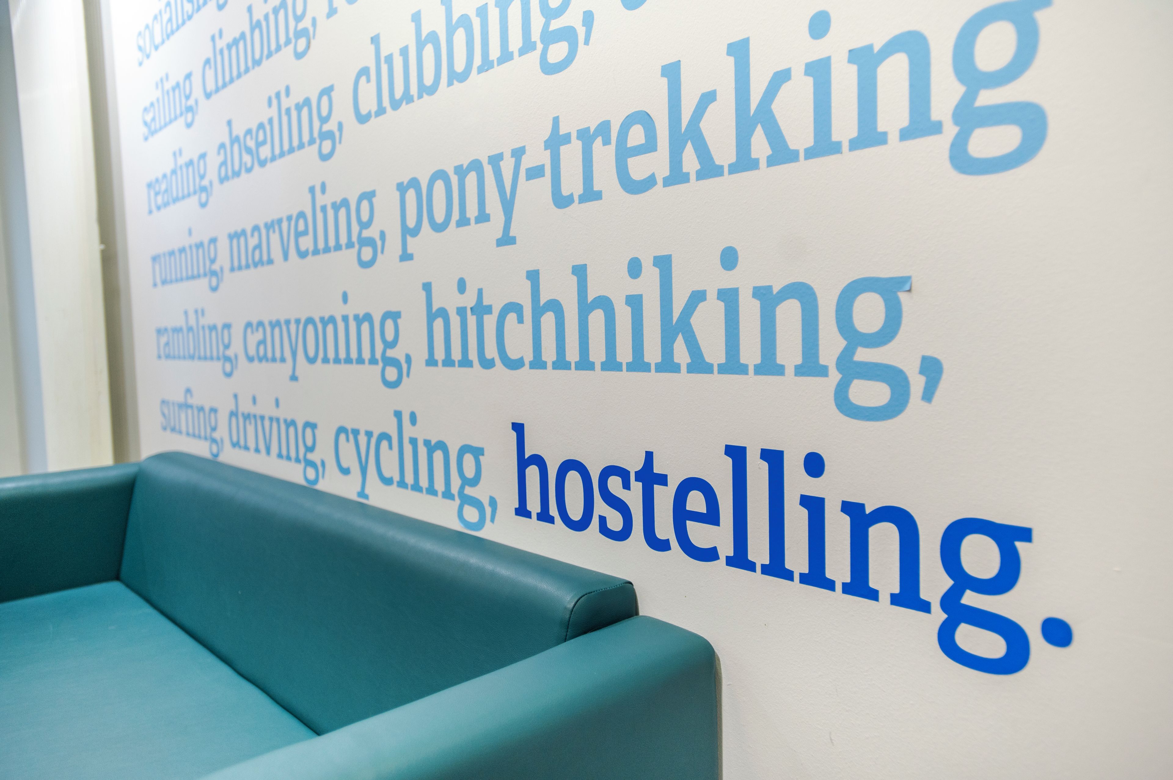 Una pared con diversas actividades enumeradas en texto azul.