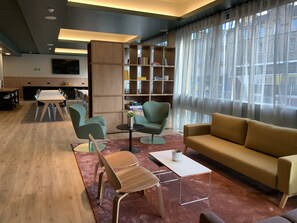 Lobby sitting area - Edinburgh Central Youth Hostel (Edinburgh)