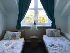 Gemeinsamer Schlafsaal, Nur Frauen, Gemeinschaftsbad