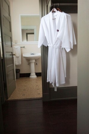 Standard Room, 1 Queen Bed | Bathroom