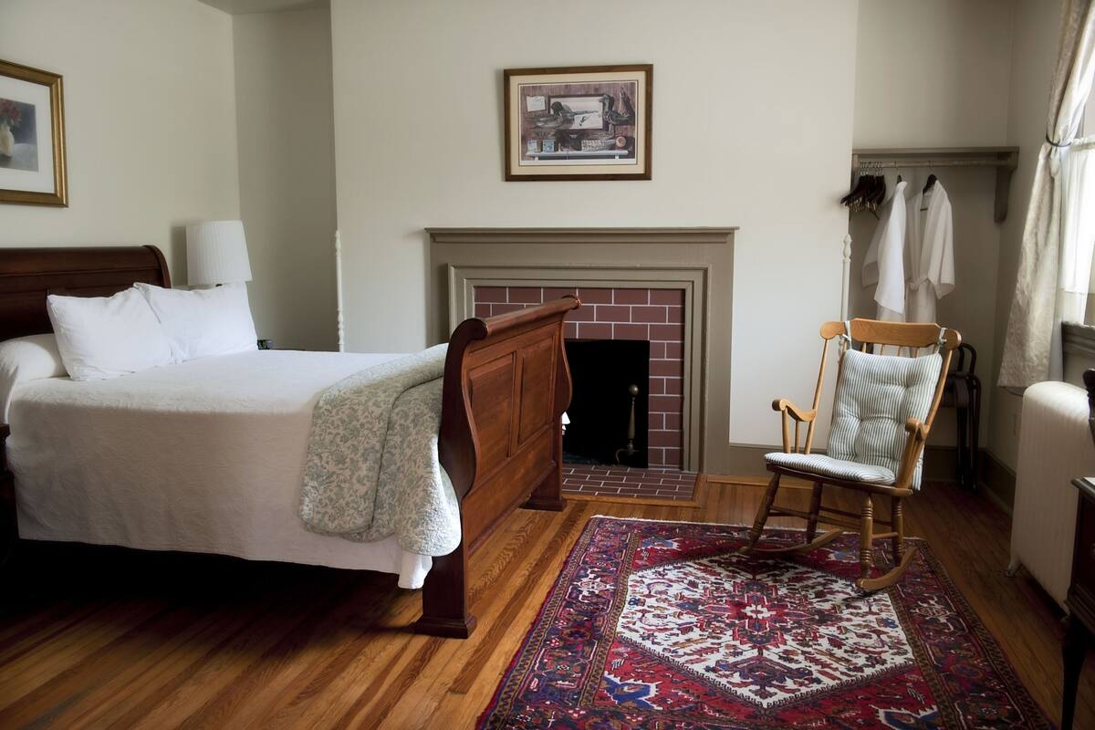 Small Suite, 1 Queen Bed