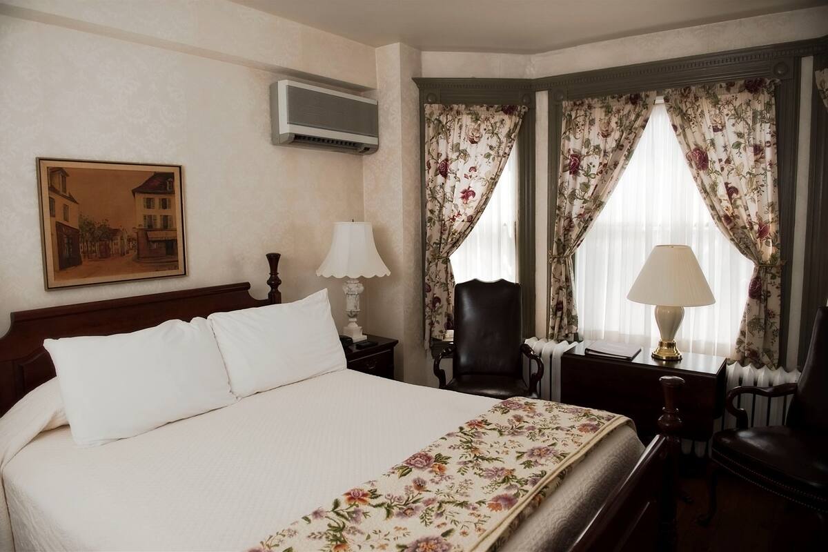 Standard Room, 1 Queen Bed