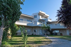 Premium bedding, minibar, in-room safe, individually decorated - Rafkos Hill Mansion (Heraklion)