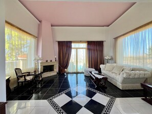 Prince Suite - Inclusive Experience | Área de sala de estar | Televisión de pantalla plana y chimenea