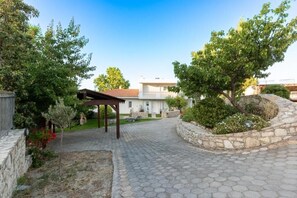 Premium bedding, minibar, in-room safe, individually decorated - Rafkos Hill Mansion (Heraklion)