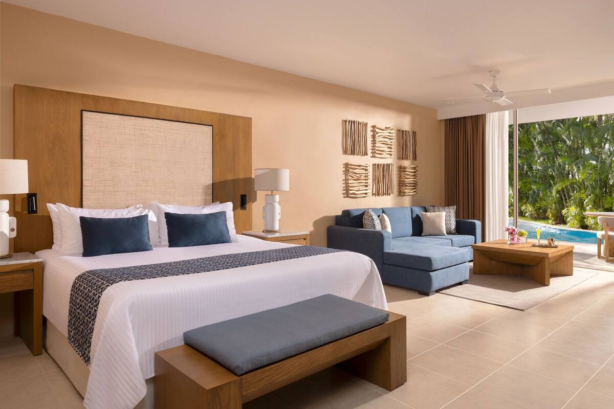 Junior Suite Pool View Swim Out King | 迷你吧贈品、房內夾萬、書桌、手提電腦工作空間