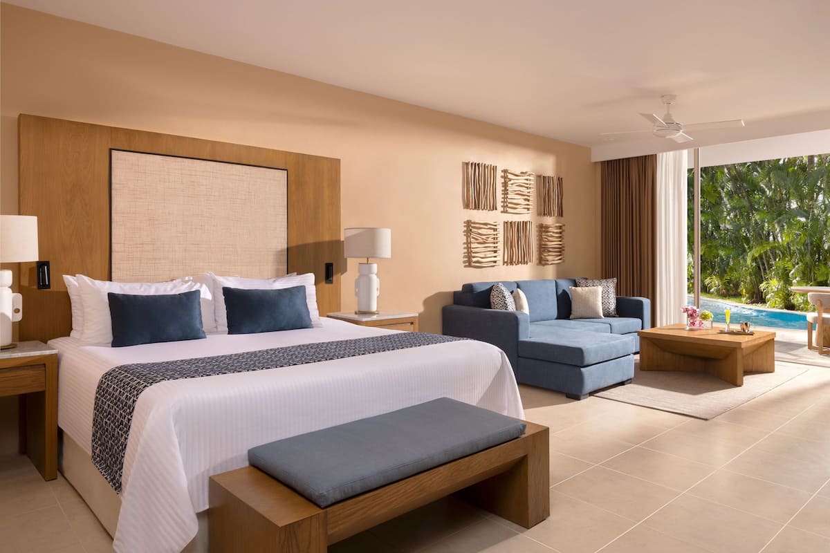 Junior Suite Pool View Swim Out King | 1 soveværelse, gratis minibar, pengeskab på værelset, individuelt design