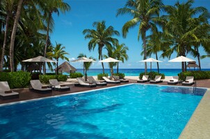 3 outdoor pools, pool loungers