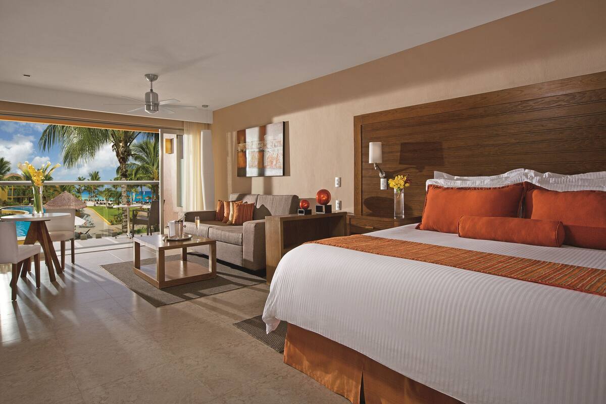Preferred Club Junior Suite Ocean View King | 迷你吧贈品、房內夾萬、書桌、手提電腦工作空間