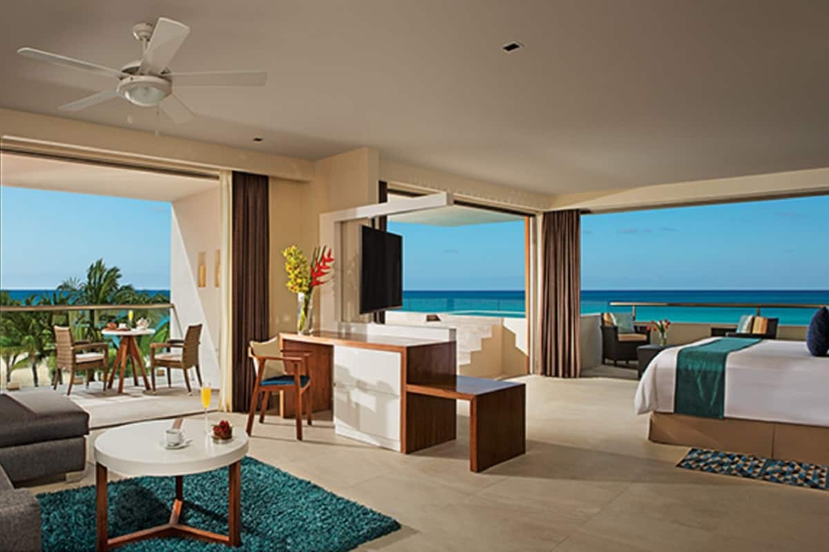 Preferred Club Junior Suite Ocean Front Plunge Pool King | 迷你吧贈品、房內夾萬、書桌、手提電腦工作空間