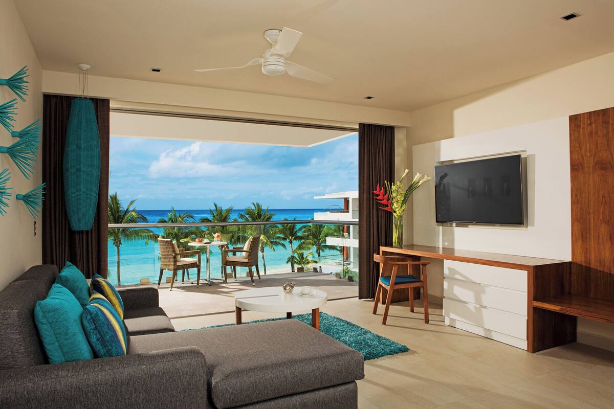 Preferred Club Superior Junior Suite Ocean View King | 迷你吧贈品、房內夾萬、書桌、手提電腦工作空間