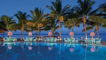 3 piscinas al aire libre, tumbonas