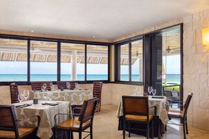 5 restaurants; breakfast, lunch and dinner served 