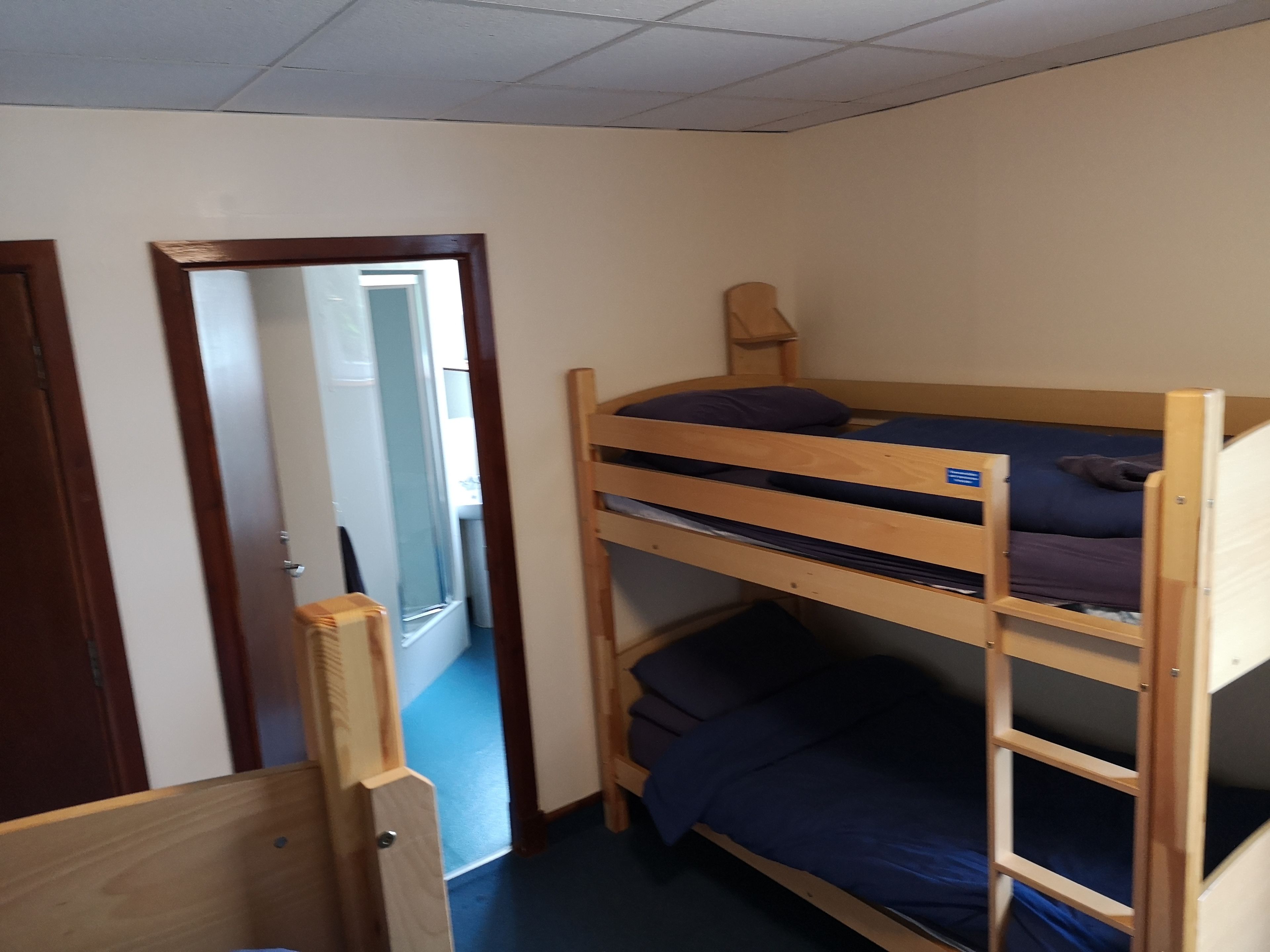 Quarto triplo standard, suíte | Roupa de cama, acesso para cadeiras de rodas