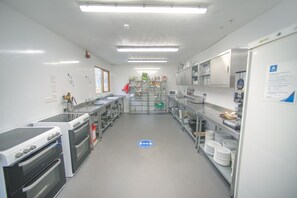 Réfrigérateur dans l'espace commun, micro-ondes dans l'espace commun